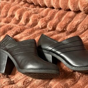 me too Black Leather Slip-On Heel Mules